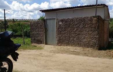 Imagem: A casa à venda possui 2 Dormitórios, 1 Banheiro e 1 Vaga na