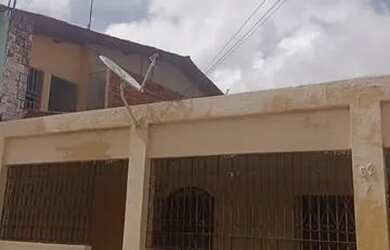 Imagem: A casa possui 2 Dormitórios, 2 Banheiros, 2 Vagas na garagem