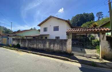 Imagem: A casa possui 4 Dormitórios, 2 Banheiros, 4 Vagas na garagem