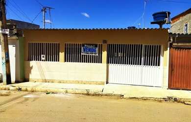 Imagem: A casa possui 3 Dormitórios, 2 Banheiros, 1 Vaga na garagem