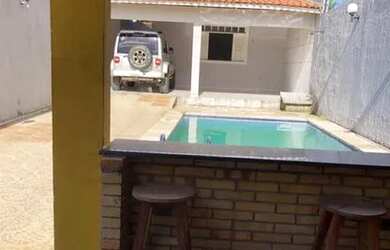 Imagem: A casa possui 4 Dormitórios, 4 Banheiros, 5 Vagas na garagem