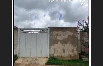 Imagem: A casae possui 2 Dormitórios, 1 Banheiro, 1 Vaga na garagem