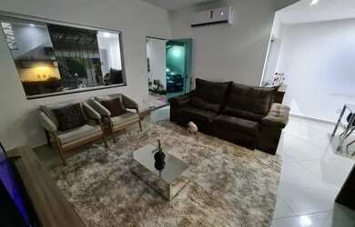 Imagem: A casa possui 3 Dormitórios, 3 Banheiros e 2 Vagas na garagem