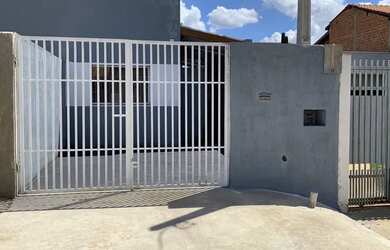 Imagem: A casa possui 3 Dormitórios, 2 Banheiros, 2 Vagas na garagem