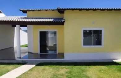 Imagem: A casa possui 3 Dormitórios, 2 Banheiros, 2 Vagas na garagem