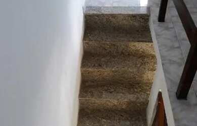 Imagem: A casa possui 3 Dormitórios, 1 Banheiro, 2 Vagas na garagem