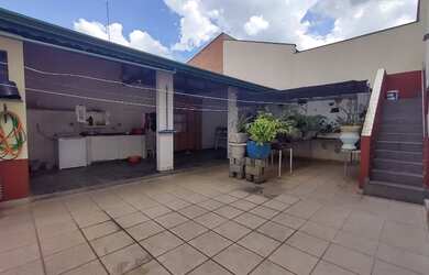 Imagem: A casa possui 5 Dormitórios, 2 Banheiros, 3 Vagas na garagem