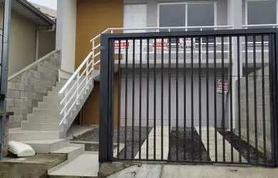 Imagem: A casa possui 3 Dormitórios, 1 Banheiro, 1 Vaga na garagem