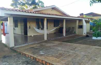 Imagem: A casa possui 4 Dormitórios, 2 Banheiros, 3 Vagas na garagem