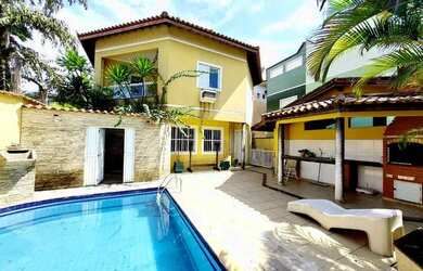 Imagem: A casa possui 4 Dormitórios, 5 Banheiros, 3 Vagas na garagem