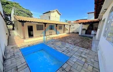 Imagem: A casa possui 3 Dormitórios, 2 Banheiros, 4 Vagas na garagem