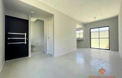 Imagem: A casa possui 2 Dormitórios, 1 Banheiro, 2 Vagas na garagem