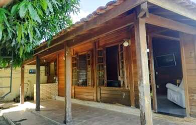 Imagem: A casa possui 2 Dormitórios, 2 Banheiros e 3 Vagas na garagem