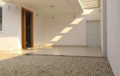 Imagem: A casa possui 3 Dormitórios, 3 Banheiros, 2 Vagas na garagem