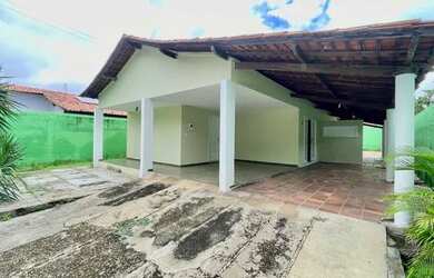 Imagem: A casa possui 4 Dormitórios, 3 Banheiros, 4 Vagas na garagem