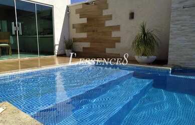 Imagem: A casa possui 3 Dormitórios, 1 Banheiro, 2 Vagas na garagem