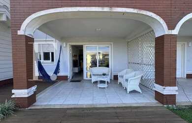 Imagem: A casa possui 4 Dormitórios, 3 Banheiros, 2 Vagas na garagem