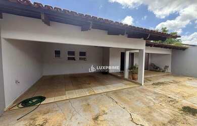 Imagem: A casa possui 3 Dormitórios, 4 Banheiros, 2 Vagas na garagem