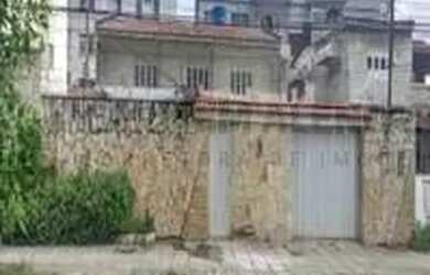 Imagem: A casa possui 5 Dormitórios, 2 Banheiros, 4 Vagas na garagem