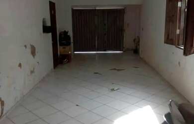 Imagem: A casa possui 2 Dormitórios, 1 Banheiro, 1 Vaga na garagem