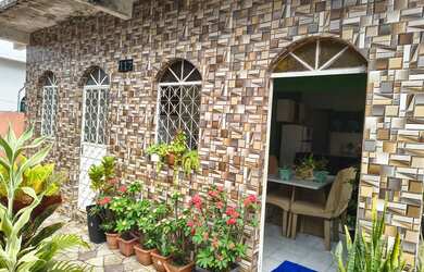 Imagem: A casa possui 3 Dormitórios, 2 Banheiros, 2 Vagas na garagem