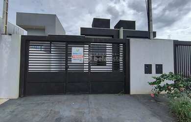 Imagem: A casa possui 3 Dormitórios, 2 Vagas na garagem, 100m² de