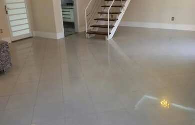 Imagem: A casa em condomínio possui 3 Dormitórios, 2 Banheiros, 4