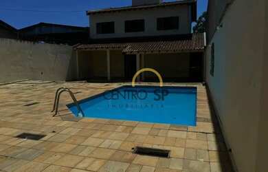 Imagem: A casa possui 5 Dormitórios, 5 Banheiros e 350m² de Área