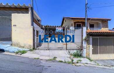 Imagem: A casa possui 2 Dormitórios, 1 Banheiro, 4 Vagas na garagem