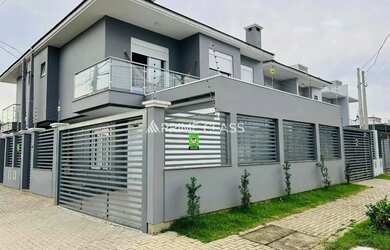 Imagem: A casa possui 3 Dormitórios, 3 Banheiros, 4 Vagas na garagem