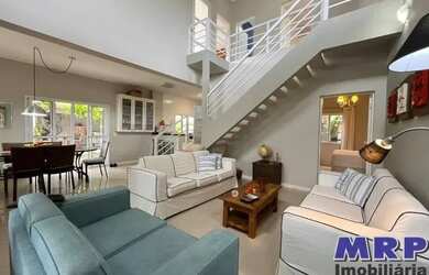 Imagem: A casa possui 4 Dormitórios, 5 Banheiros, 4 Vagas na garagem