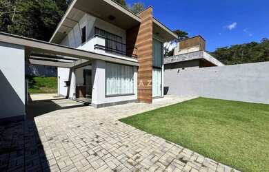 Imagem: A casa possui 3 Dormitórios, 4 Banheiros, 5 Vagas na garagem