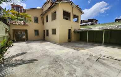 Imagem: A casa possui 3 Dormitórios, 2 Banheiros, 5 Vagas na garagem