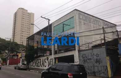 Imagem: O depósito possui 5 Vagas na garagem, 600m² de Área e está