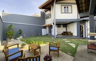 Imagem: A casa possui 3 Dormitórios, 3 Banheiros, 5 Vagas na garagem