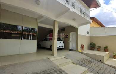 Imagem: A casa possui 4 Dormitórios, 4 Banheiros, 4 Vagas na garagem