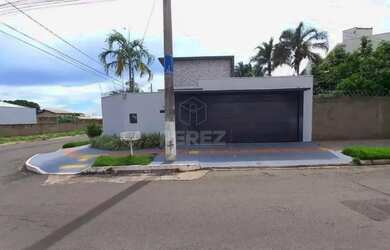 Imagem: A casa possui 3 Dormitórios, 3 Banheiros, 2 Vagas na garagem