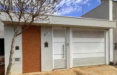 Imagem: A casa possui 2 Dormitórios, 2 Banheiros, 2 Vagas na garagem