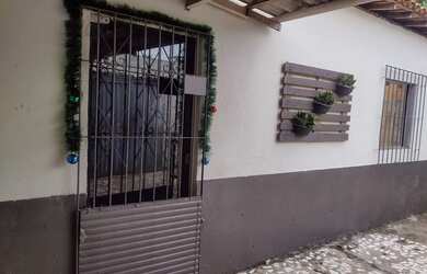 Imagem: A casa possui 3 Dormitórios, 1 Banheiro, 2 Vagas na garagem