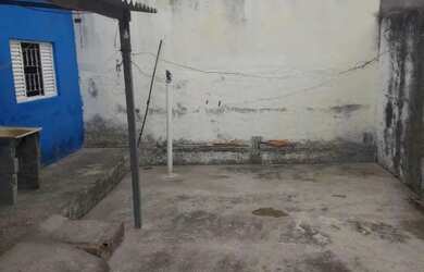 Imagem: A casa possui 2 Dormitórios e 1 Banheiro e está localizado