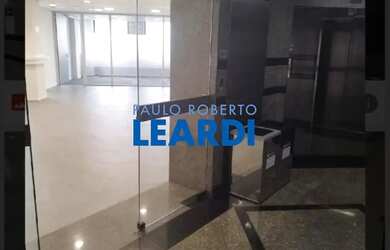 Imagem: O depósito possui 5 Vagas na garagem, 221m² de Área e está