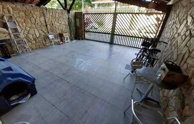 Imagem: A casa possui 3 Dormitórios, 2 Banheiros, 2 Vagas na garagem