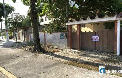 Imagem: A casa possui 1 Dormitório, 1 Banheiro, 240m² de Área e