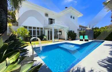 Imagem: A casa possui 4 Dormitórios, 5 Banheiros, 5 Vagas na garagem