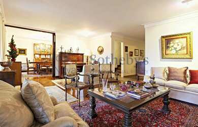 Imagem: A casa possui 4 Dormitórios, 5 Banheiros, 5 Vagas na garagem