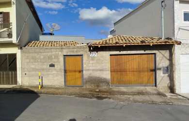 Imagem: A casa possui 3 Dormitórios, 2 Banheiros, 2 Vagas na garagem