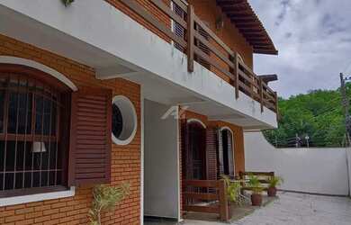 Imagem: A casa possui 5 Dormitórios, 5 Banheiros, 4 Vagas na garagem