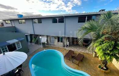 Imagem: A casa possui 5 Dormitórios, 4 Banheiros, 5 Vagas na garagem