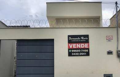 Imagem: A casa possui 2 Dormitórios, 2 Banheiros, 2 Vagas na garagem