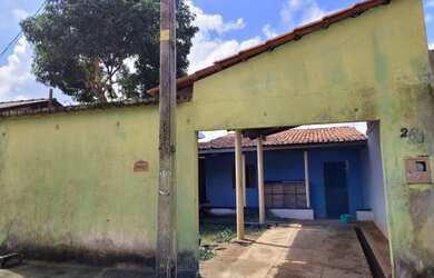 Imagem: A casa possui 2 Dormitórios, 2 Banheiros, 2 Vagas na garagem